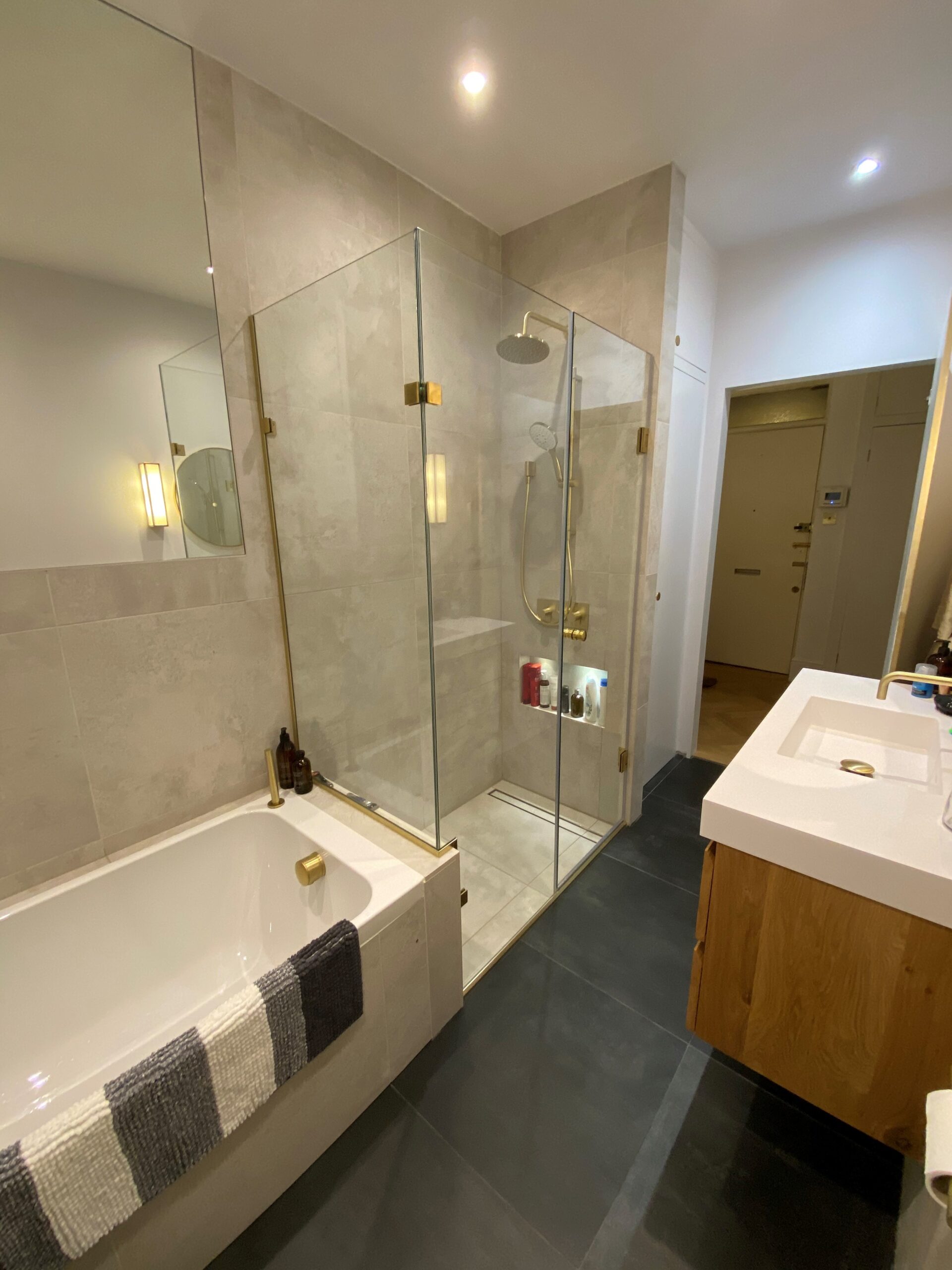 Hyde Park Bathrooms With Tub and Shower Cabinet